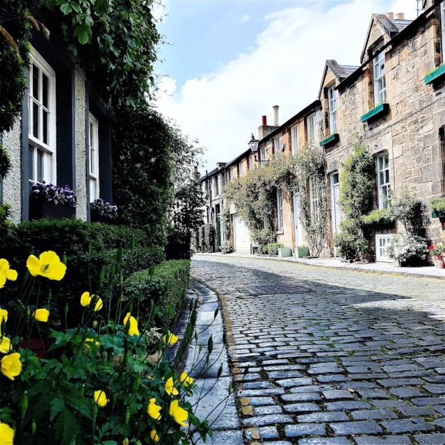 Enchanting Edinburgh: Half-Day Walking Tour with Local Guide - Detailed Breakdown of the Itinerary