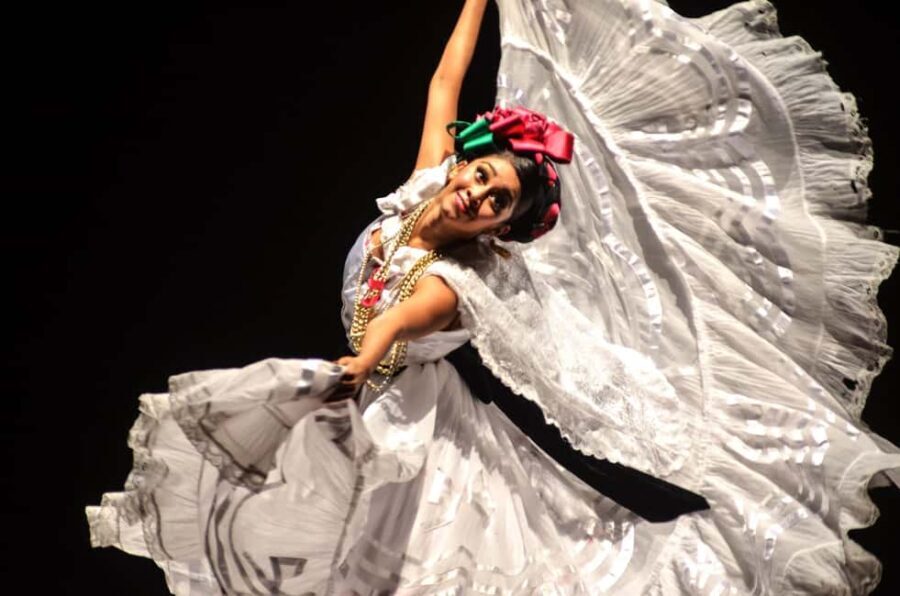 Enjoy the Folkloric Ballet at the Palacio de Bellas Artes - Who Will Love This Tour?