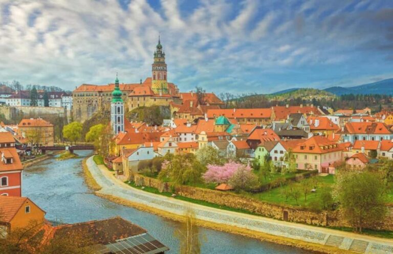 eský Krumlov Family Tour: A Private Walk Through History - Who is this tour best suited for?