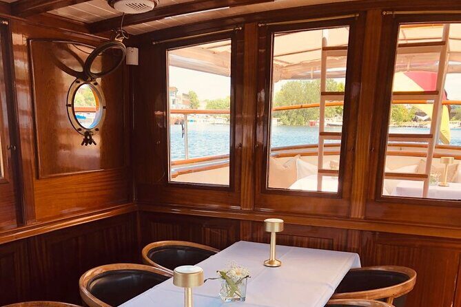 Evening aperitif tour aboard the motor yacht Fitzgerald - Authentic Experiences and Authenticity