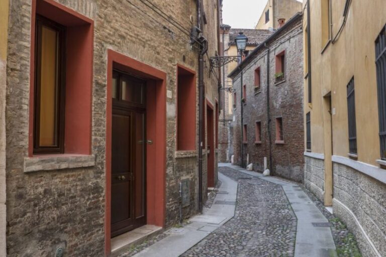 Ferrara: City Highlights Walking Tour with Local Guide - The Practical Side: Why This Tour Works Well