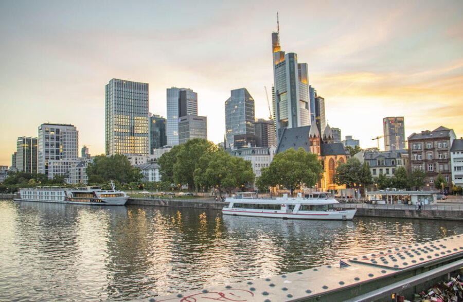 Frankfurt: Express Walk with a Local in 60 minutes - What Makes It Stand Out?
