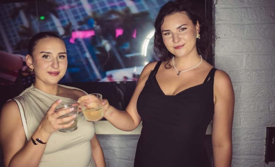 FREE pub Crawl with optional 1 hour open bar and 3 VIP clubs - Who Should Consider This Tour?
