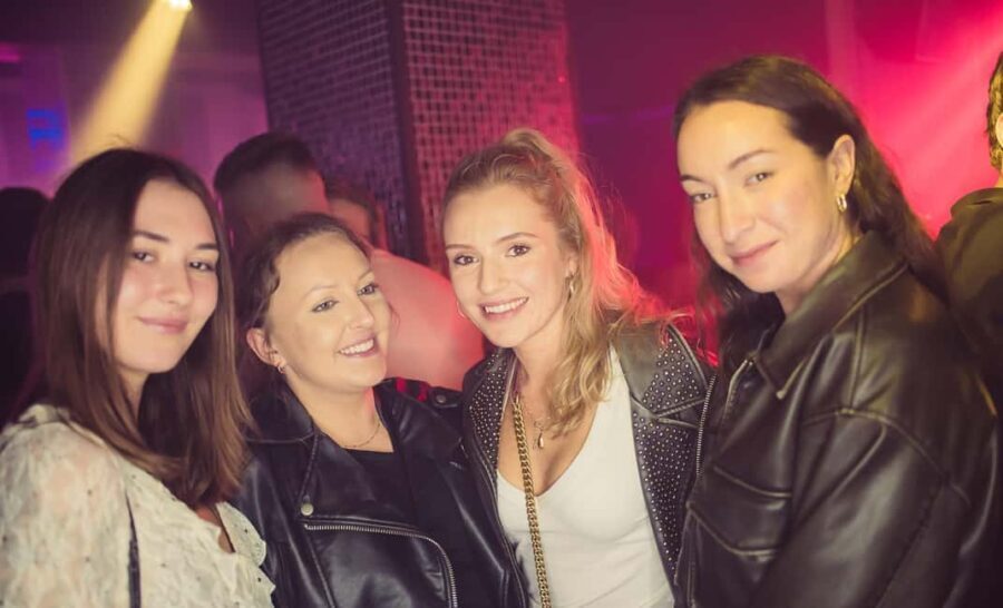 FREE Pub Crawl with OPTIONAL 1 hour open bar and clubs - Real Traveler Insights