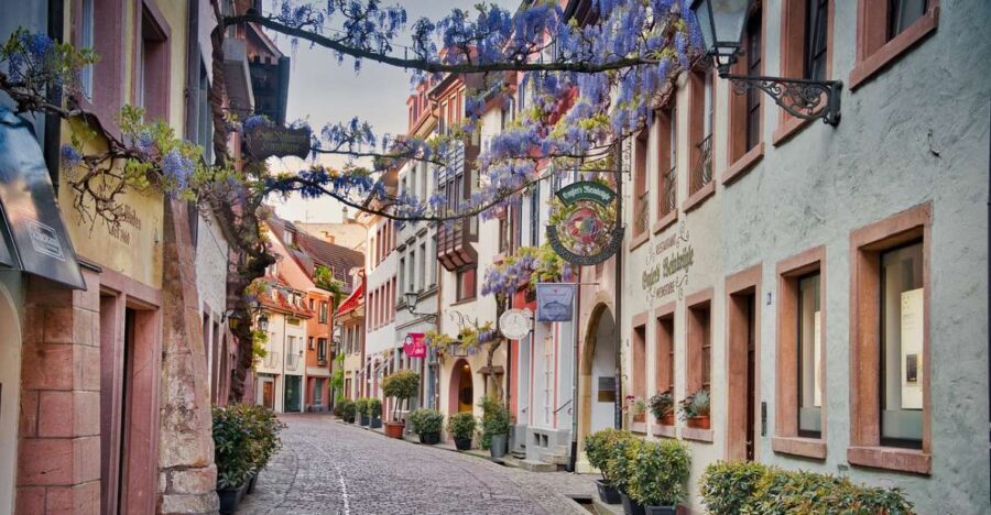 Freiburg im Breisgau: old town privat walking tour Italian - The Starting Point: Rathausplatz