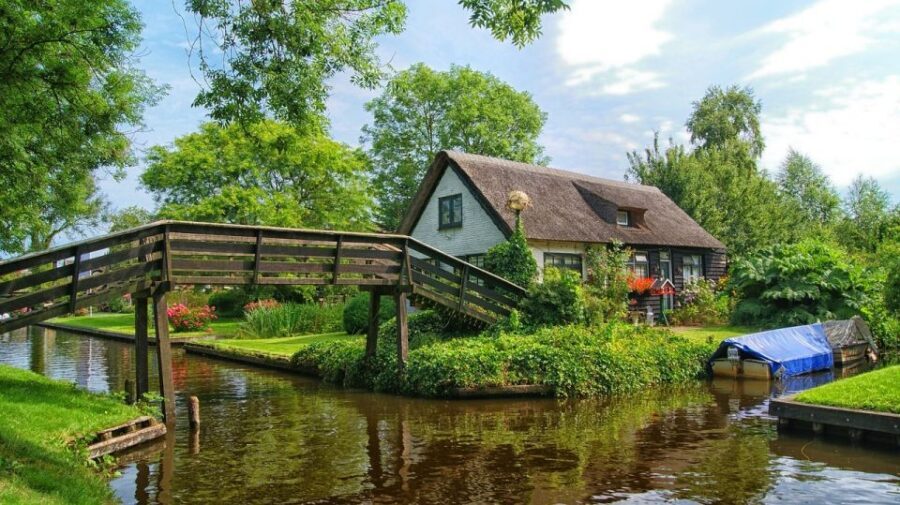 From Amsterdam: Giethoorn Sightseeing Tour and Canal Cruise - A Deep Dive into the Giethoorn Experience