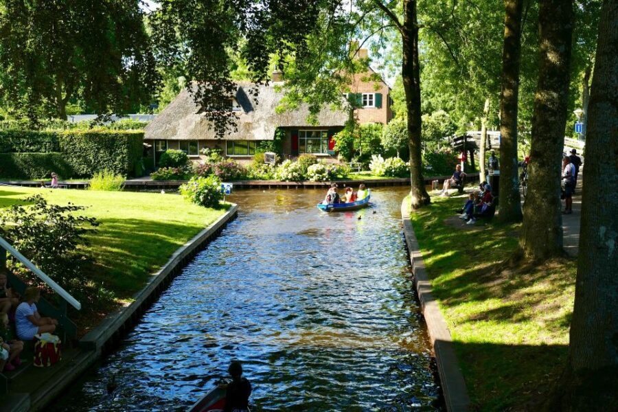From Amsterdam: Private Sightseeing Tour to Giethoorn - An In-Depth Look at this Private Giethoorn Tour
