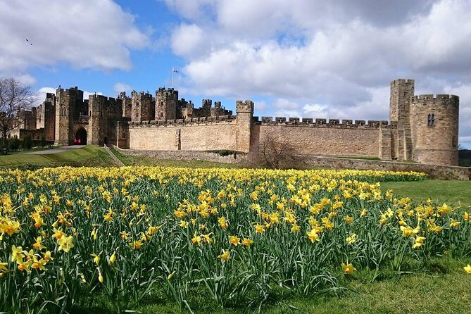 From Edinburgh: 1-day Outlander Tour - attractions included - Transportation and Group Size