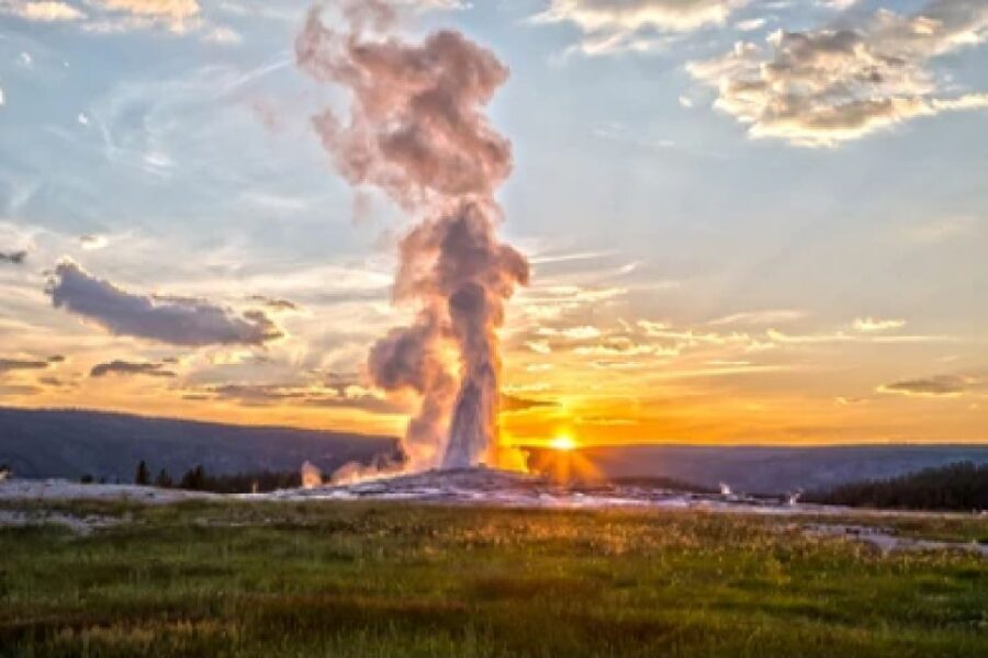 From Jackson: 2-Day Grand Teton and Yellowstone Tour - An In-Depth Review of the Grand Teton and Yellowstone Tour