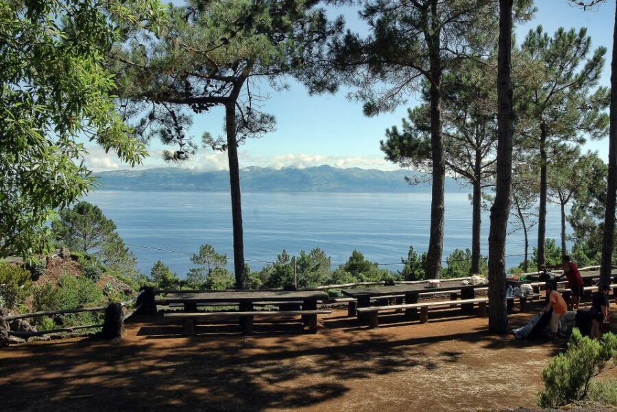 From Madalena: Pico Volcanoes and Lakes Guided Day Tour - Visiting Casa dos Vulcões