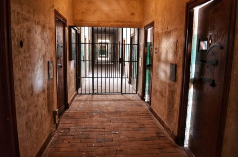 From Munich: Dachau Memorial Site Tour in Spanish - Who Should Consider This Tour?