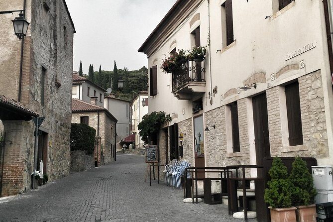From Padua to Arquà Petrarca, the medieval village - The Authentic Charm of the Village Streets