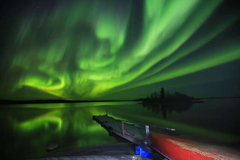 From Yellowknife: Northern Lights Bus Tour with Photos