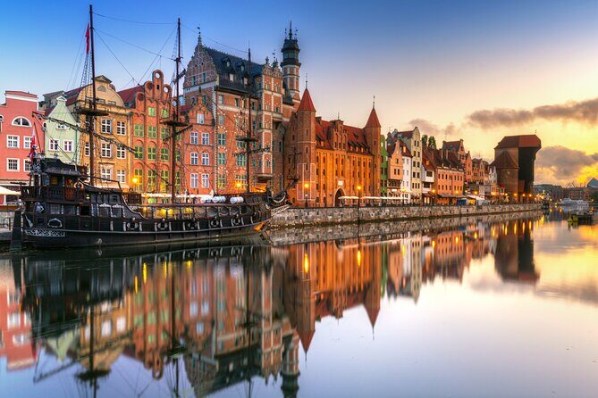 Gdansk by night - walking tour - The Starting Point: Neptune’s Statue and Dlugi Targ Street