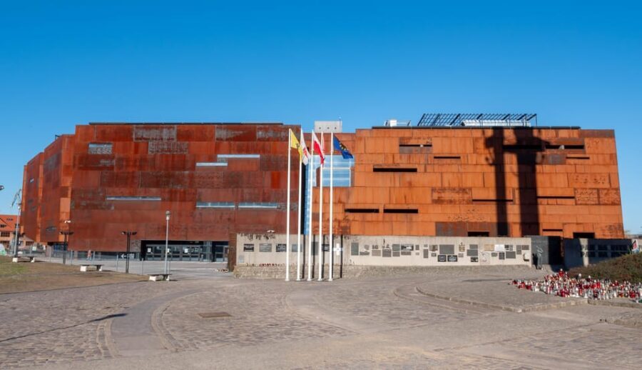 Gdansk: European Solidarity Centre Guided Tour - Detailed Breakdown of the Tour Experience