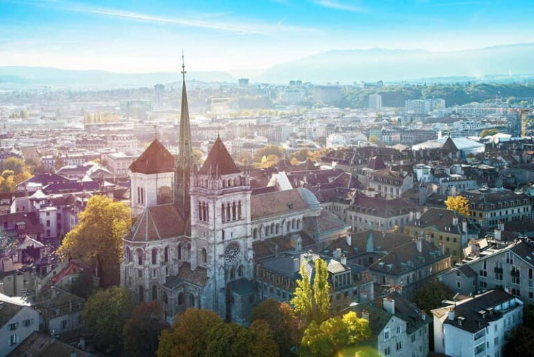 Geneva: Whispers of the Old Town Walking Tour with Apéritif - Exploring Geneva’s Old Town: A Treasure Trove of Stories