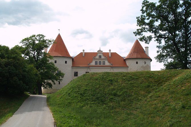 Group Day trip to Rundale Palace, Hill of Crosses & Bauska Castle - Why This Tour Offers Great Value
