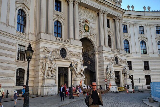 Guided city tour in Vienna: the emergence of a cosmopolitan city - Heldenplatz and War Memories