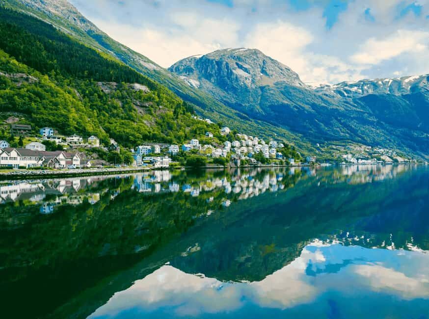 Guided tour: Hardangerfjord, Waterfalls and Ferry crossing