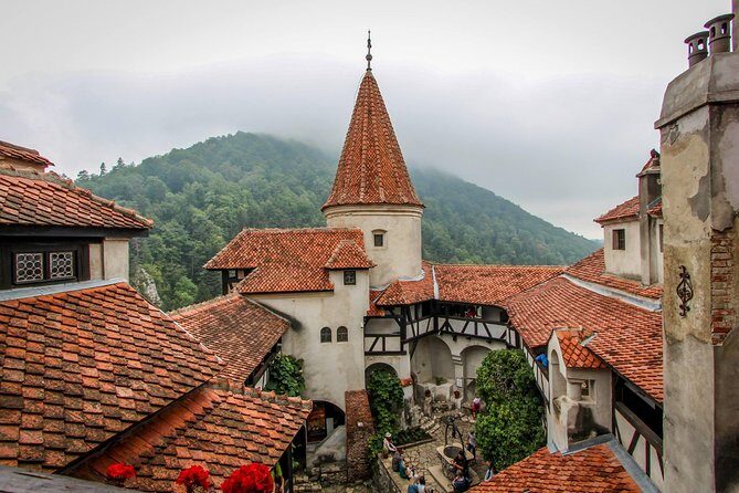 Guided visit in Spanish to the Castle of Dracula in Bran (native Spanish guide). - An In-Depth Look at the Bran Castle Guided Tour