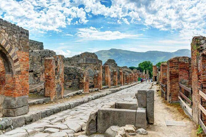 Guided Visit of Pompei and Mount Vesuvius Tour with Pizza Lunch - Exploring Pompeii: The Ancient City Frozen in Time