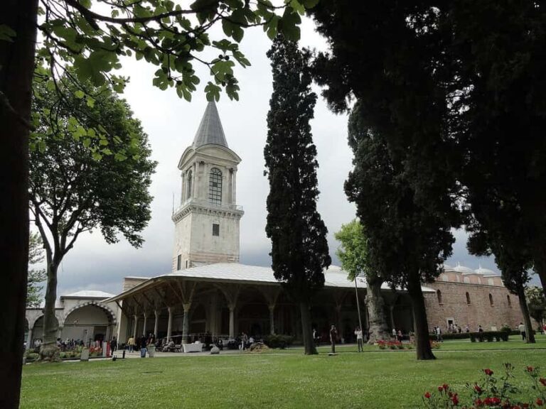 Hagia Sophia & Topkapi Palace Combo Tickets with Audio Guide - Deep Dive: What to Expect Inside