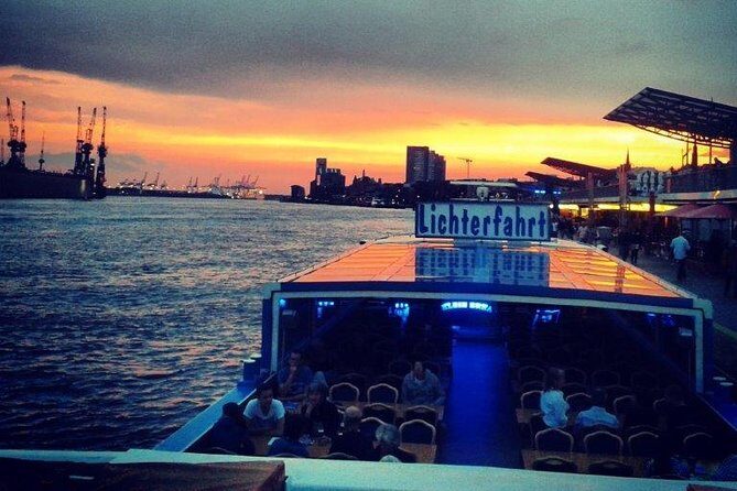 Hamburg: 1-hour evening light cruise