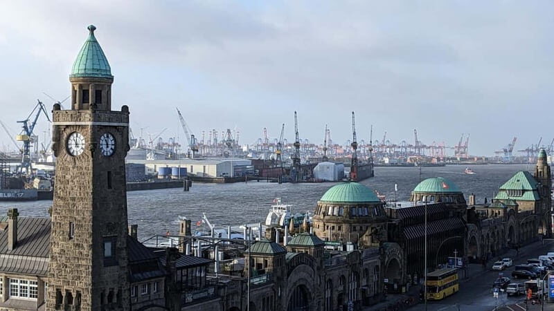 Hamburg: Guided Tour in French, the essentials in 2,5 hours! - A Deep Dive into the Hamburg Experience