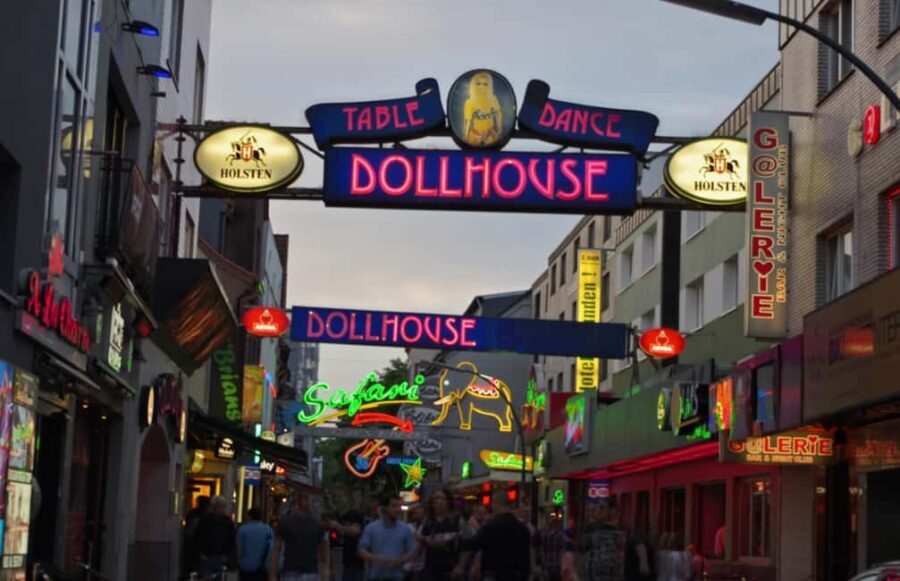 Hamburg: Kiez & Dollhouse: The legendary Reeperbahn tour - Authenticity and Guide Expertise: Why It Matters