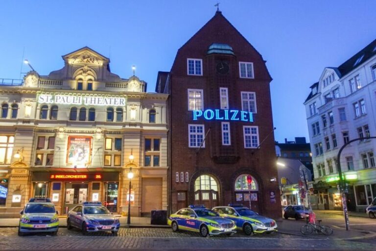 Hamburg: Reeperbahn Quickie, The Short & Sexy St. Pauli Tour - Who Should Consider This Tour?