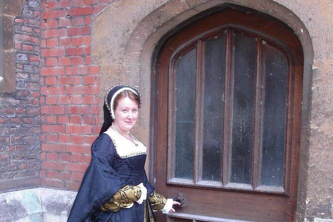 Hampton Court Palace Private Tour - Secrets of Henry VIII - The Experience of the Guide