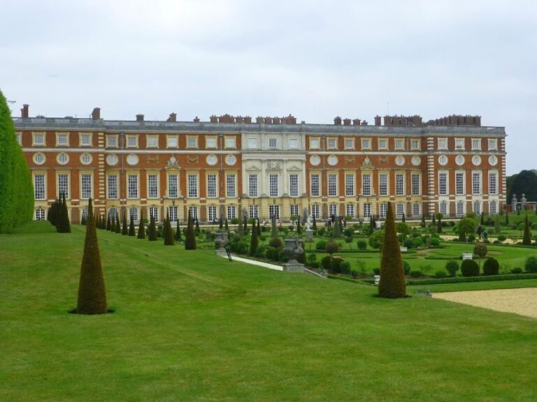 Hampton Court Palace Private tour With Fast Track Entry - Inside the Palace: From Tudor Roots to Baroque Elegance