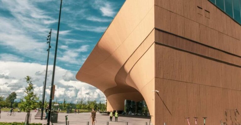 Helsinki Walking Tour with a Sociologist - An In-Depth Look at the Helsinki Walking Tour