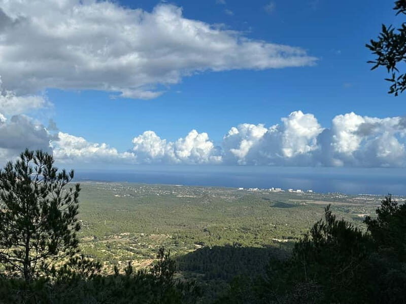 Hiking tour with a dream view of the former monastery of Sant Salvador, 3-4 hours.
