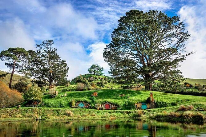 Hobbiton Movie set & Waitomo Caves Small Group Tour From Auckland