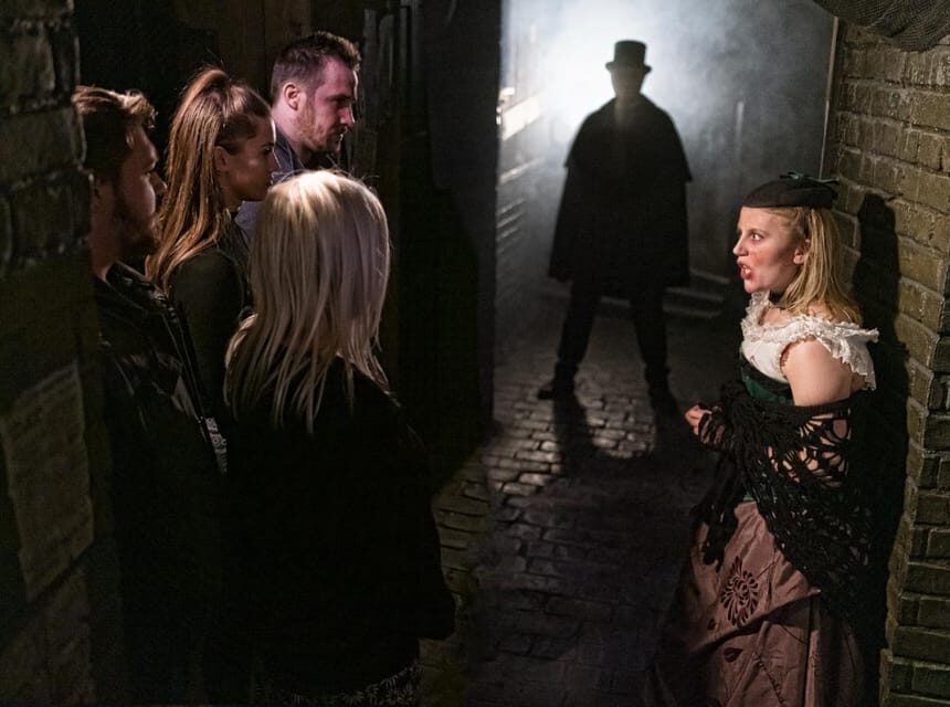 Hop-on Hop-off London Bus Tour & The London Dungeon - The Hop-on Hop-off Bus: A Flexible Way to See London