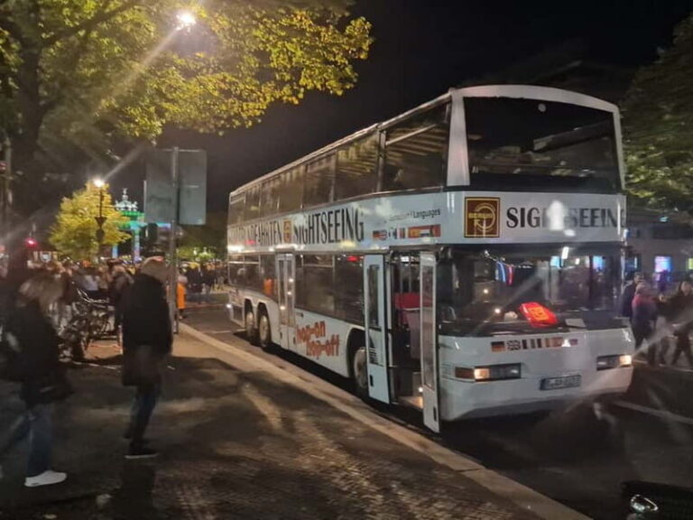 Illuminiertes Berlin: Lichterfahrt mit Livekommentar - Authentic Traveler Insights