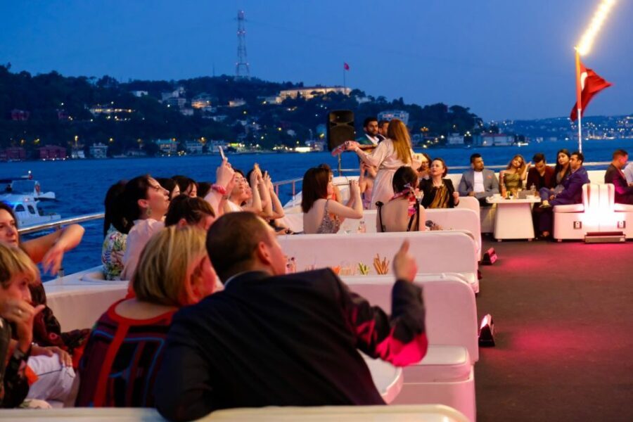 Istanbul: Bosphorus Sunset Cruise with Dinner - Who Should Consider This Tour?