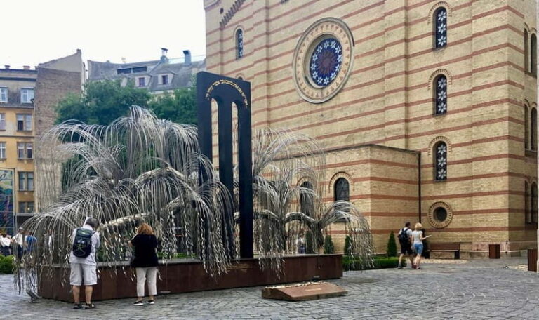 Jewish Heritage Walk: Synagogues, Shoes, Secrets & Flódni - FAQ