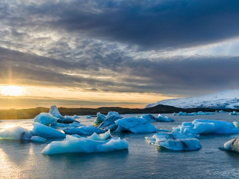 Jökulsárlón Floating Glacier & Diamond Beach Day Tour - Itinerary Breakdown: What to Expect