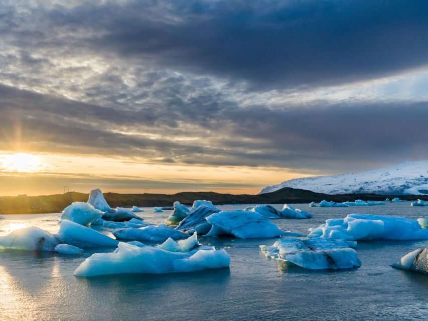 Jökulsárlón Floating Glacier & Diamond Beach Day Tour - Itinerary Breakdown: What to Expect