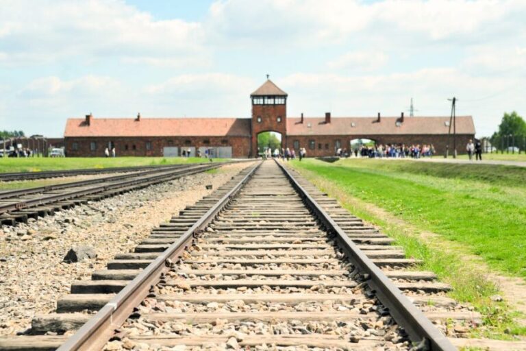 Krakow: Auschwitz Guided Tour with Pickup and Optional Lunch - Itinerary Breakdown: What You Will Experience