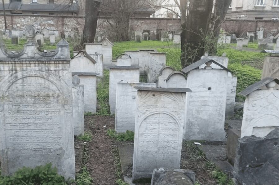 Krakow: Kazimierze Jewish History Tour. Italian - Practical Tips for Your Tour