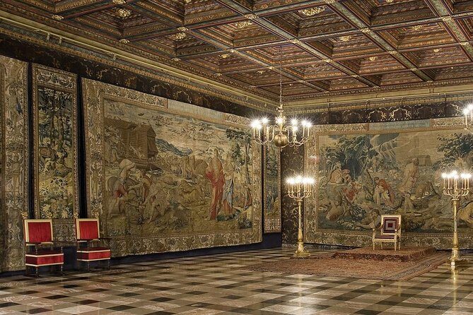 Krakow Skip The Line Wawel Castle and Cathedral Private Tour - The Experience in Detail