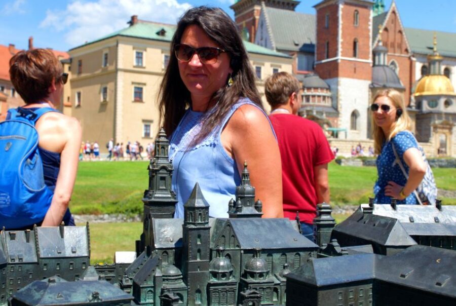 Krakow: Wawel Castle Guided Tour with Entry Tickets - Practical Tips for Your Visit