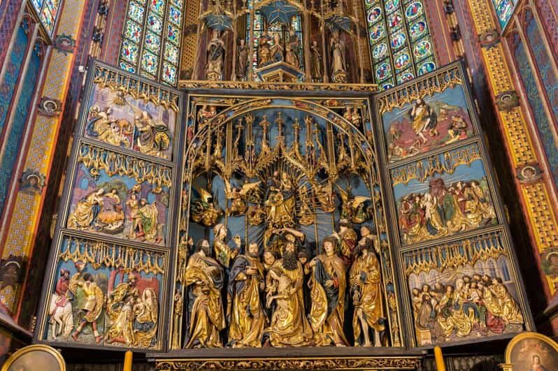 Krakow's Old Town Quick Review & St. Mary's Basilica Visit - The Experience from a Traveler’s Perspective