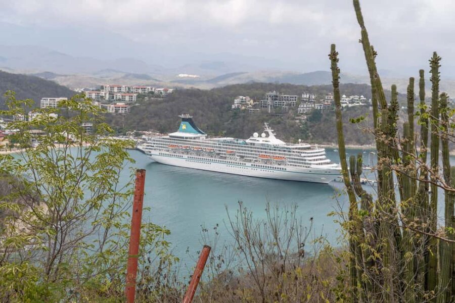 La Crucecita: Hiking and Snorkling/ Drinks and Fruits