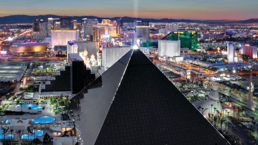 Las Vegas: Fantasy Burlesque Show at Luxor Hotel & Casino - An In-Depth Look at the Fantasy Burlesque Show