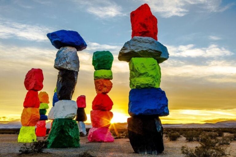 Las Vegas: Mojave Desert, 7 Magic Mountains, Vegas Sign Tour - A Picture-Perfect Stop at the Las Vegas Sign