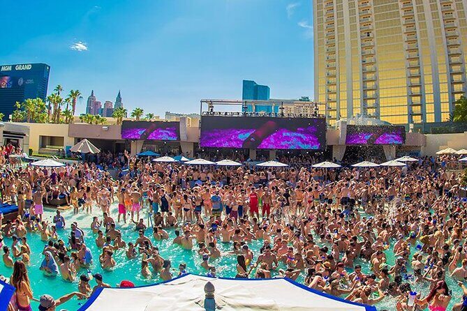 Las Vegas Pool Crawl with Party Bus & Free Drinks - A Detailed Breakdown of the Vegas Pool Crawl Experience
